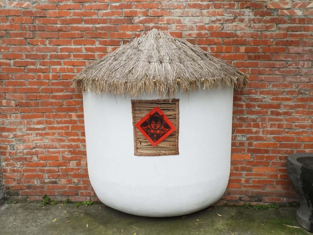 新瓦屋客家文化園區（保存區）的圖片：傳統塑料米缸切成的藝術造景