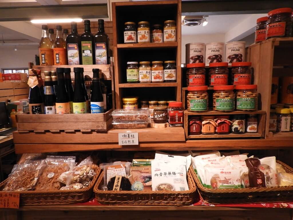 新瓦屋客家文化園區（保存區）的圖片：綠禾塘販售的嫩薑粒、豆腐乳、海苔麥芽餅 ......