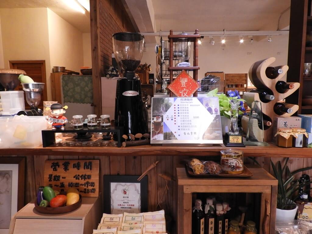 新瓦屋客家文化園區（保存區）的圖片：咖啡磨豆機、冰滴咖啡壺