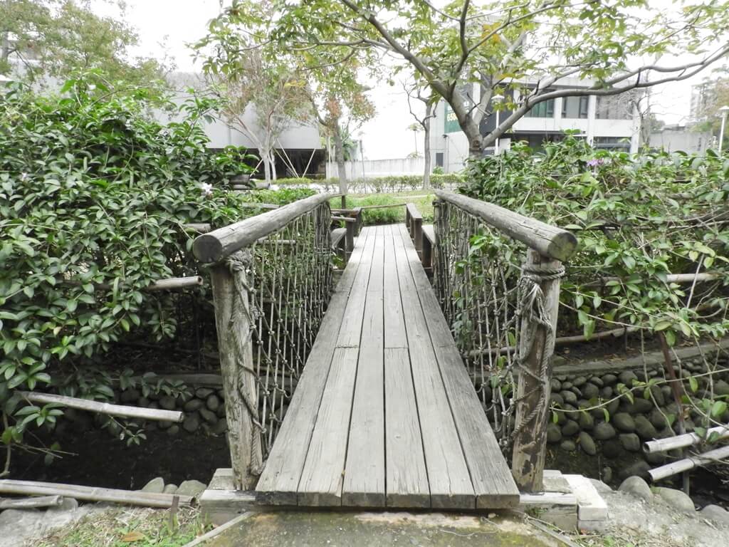 新瓦屋客家文化園區（保存區）的圖片：排水溝上的木橋