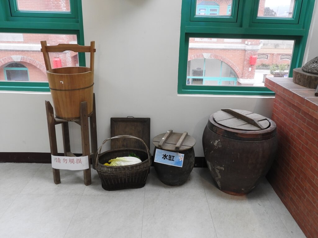 湖口好客文創園區的圖片：木水桶、編織菜籃、水缸、米缸