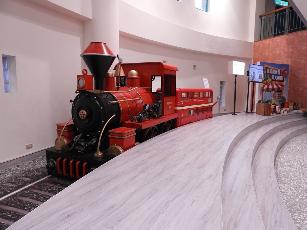 湖口好客文創園區的圖片：好客樓內那湖口站的紅色火車頭