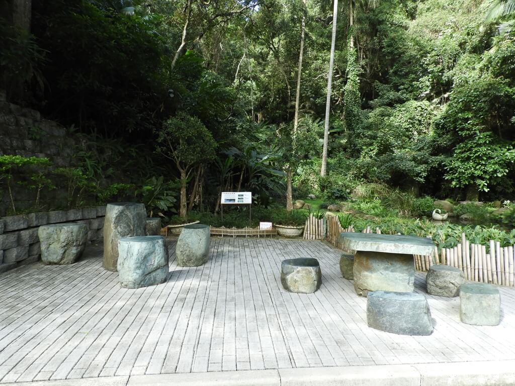 慈湖陵寢（前慈湖）的圖片：生態池旁的石桌椅