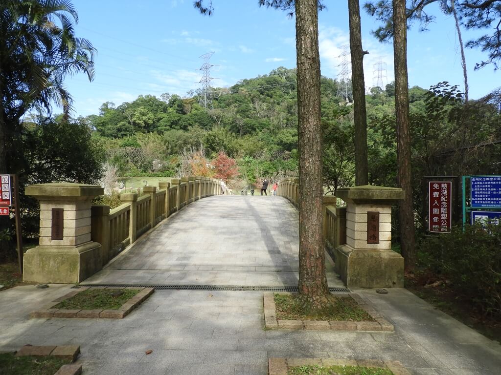 慈湖陵寢（前慈湖）的圖片：慈湖園區入口旁的慈康橋