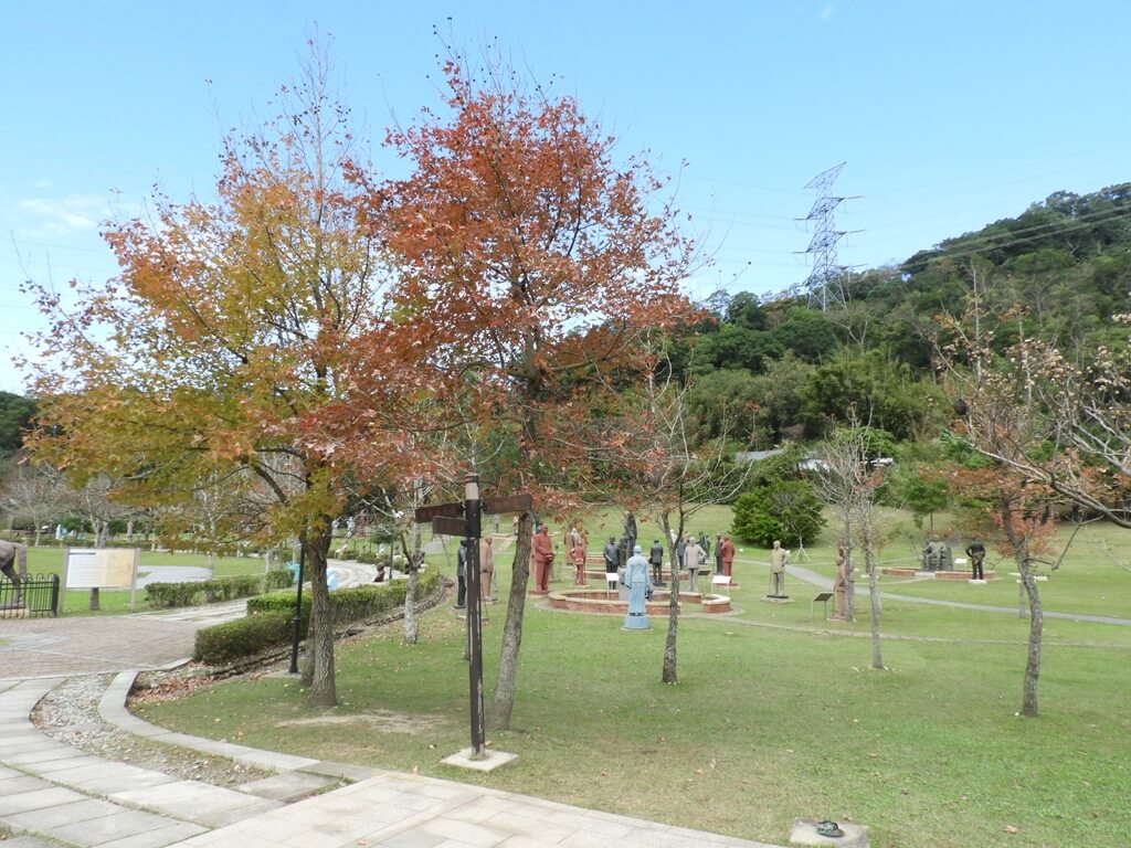 慈湖陵寢（前慈湖）的圖片：褐綠色與紅色的楓樹