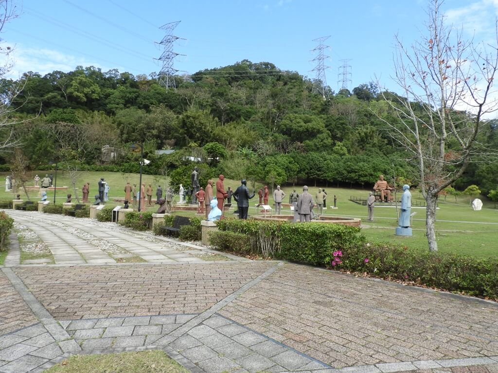 慈湖陵寢（前慈湖）的圖片：草地上全都是蔣公銅像