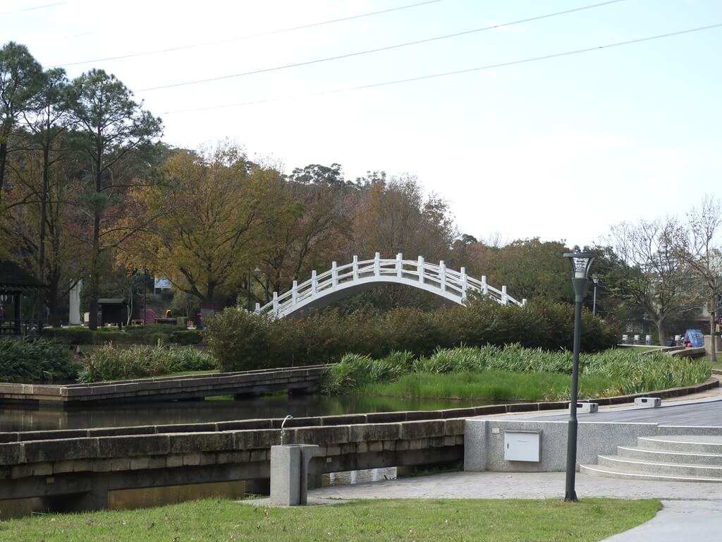 慈湖陵寢（前慈湖）的圖片：慈湖蔣公銅像公園的慈湖橋