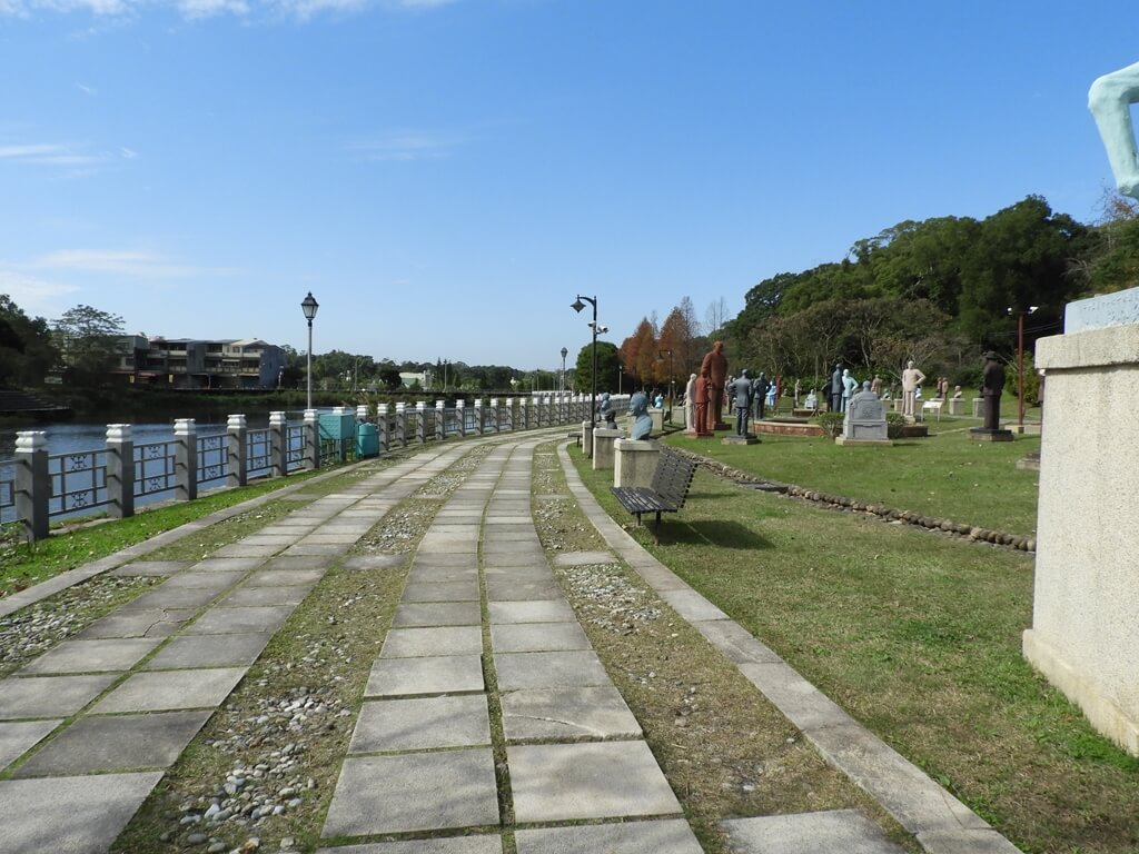 慈湖陵寢（前慈湖）的圖片：慈湖蔣公銅像公園牛角南埤旁步道