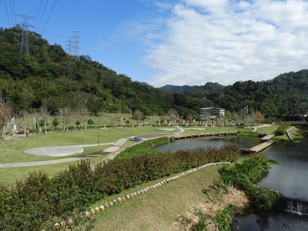 慈湖陵寢（前慈湖）的圖片：慈湖橋上拍攝的蔣公銅像公園