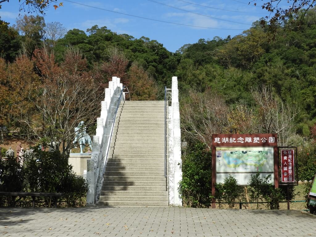 慈湖陵寢（前慈湖）的圖片：停車場旁的慈湖橋及慈湖紀念雕塑公園地圖