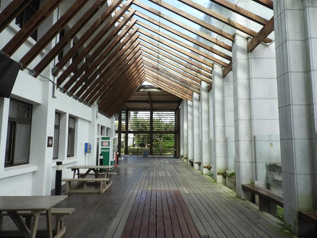 頭寮經國紀念館（大溪遊客中心）的圖片：室外的木棧道休息空間