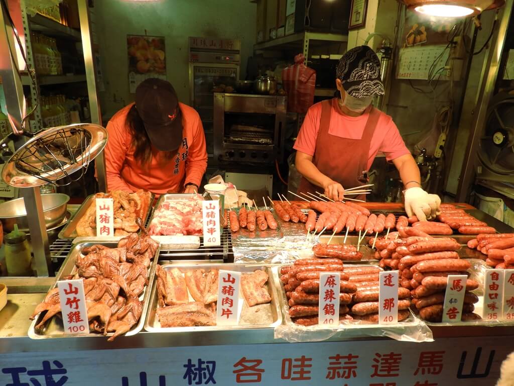 烏來風景區的圖片：山豬肉、山竹雞、各種口味的山豬肉香腸