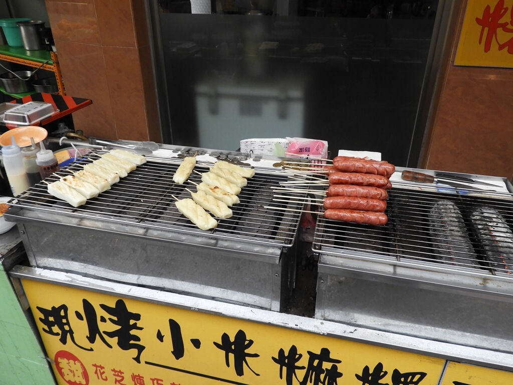 烏來老街的圖片：橋旁的烤香腸、烤小米麻糬