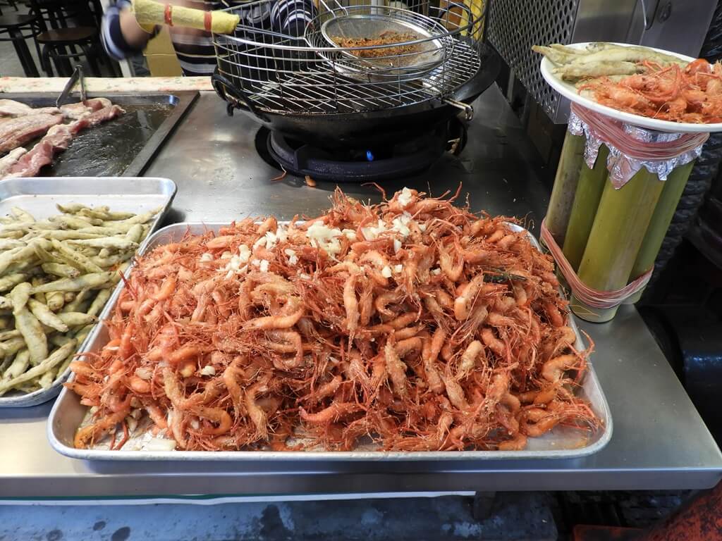 烏來老街的圖片：一大盤的炸溪蝦