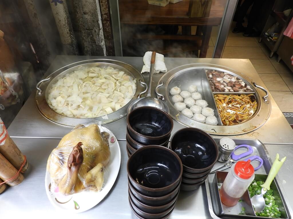 烏來老街的圖片：筍湯、貢丸湯、金針湯