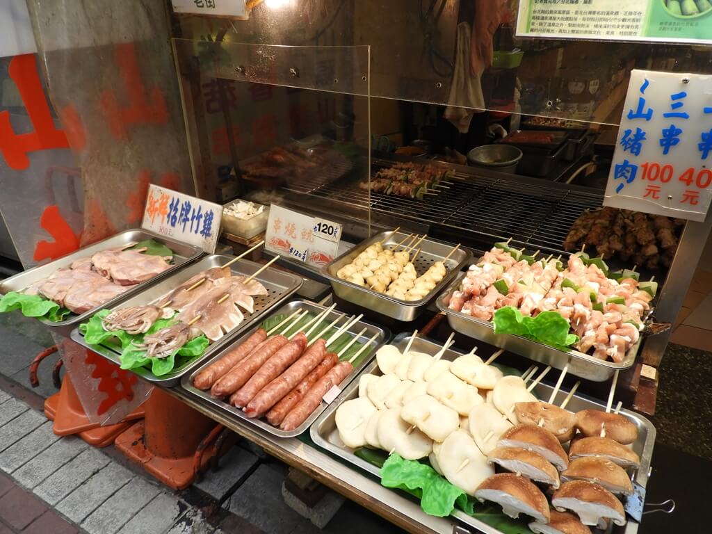 烏來老街的圖片：山豬肉、招牌竹雞、香腸燒烤店