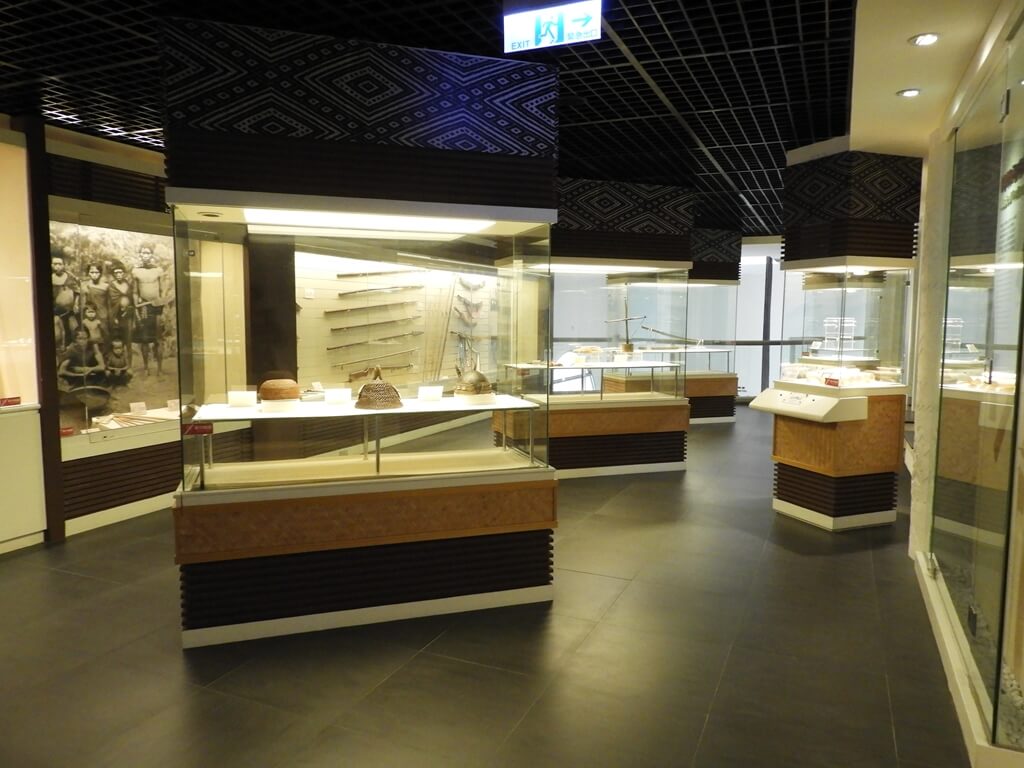 烏來泰雅民族博物館的圖片：泰雅族人的各式器物、武器展示