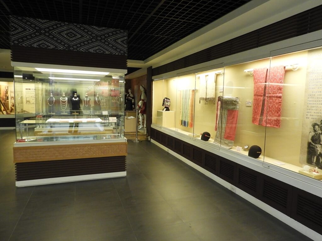 烏來泰雅民族博物館的圖片：泰雅族人的項鍊飾品、布料