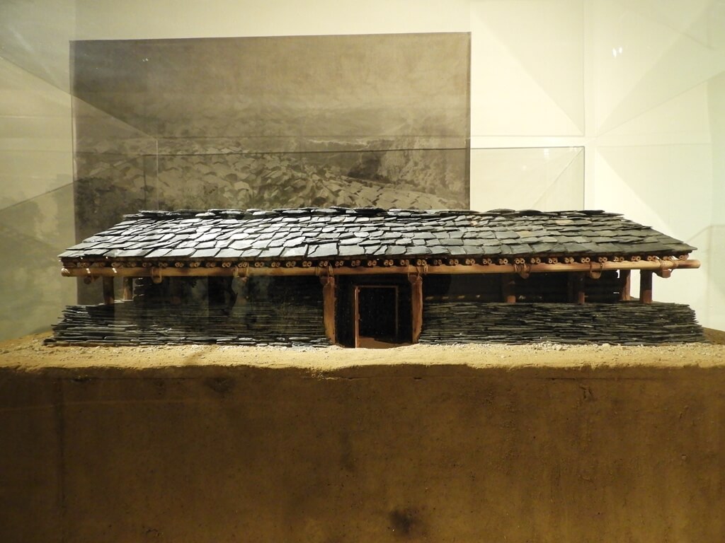 烏來泰雅民族博物館的圖片：泰雅族人石板屋模型正面