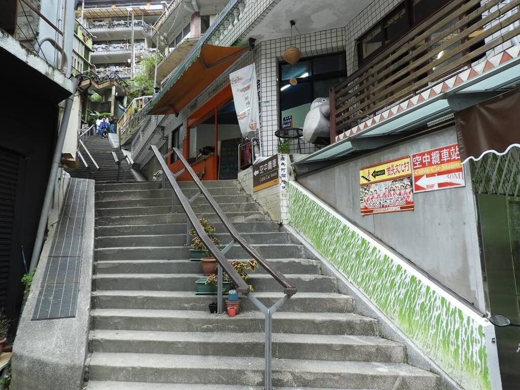 烏來瀑布的圖片：通往空中纜車站的階梯