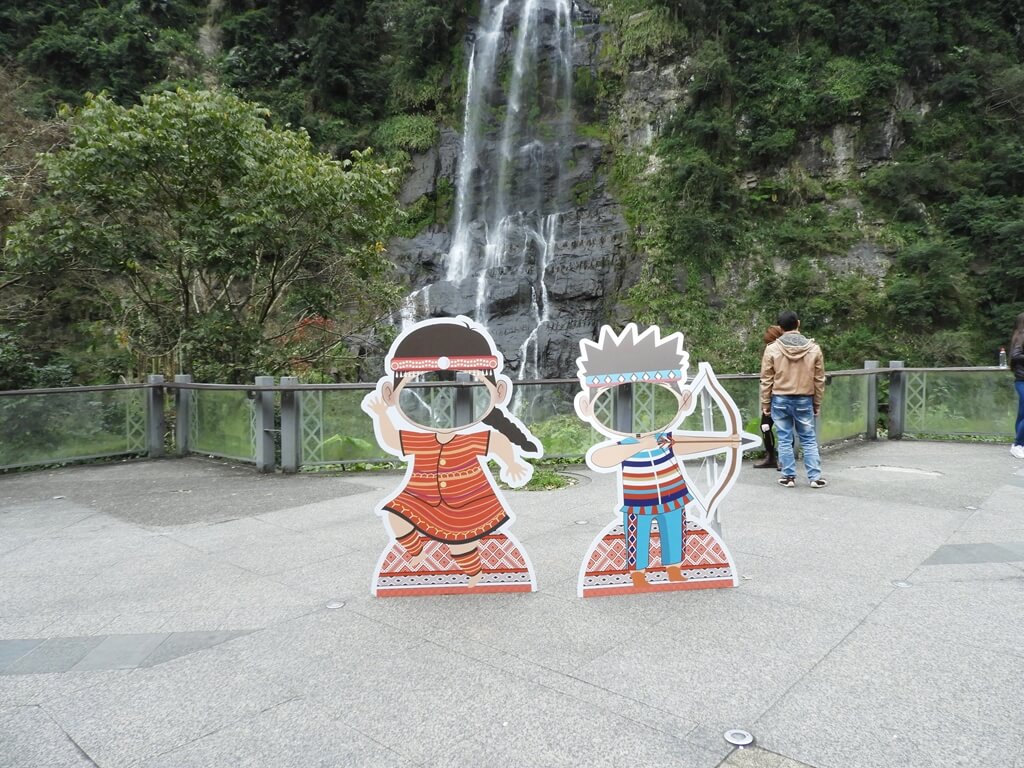 烏來瀑布的圖片：瀑布前的人形拍照場景