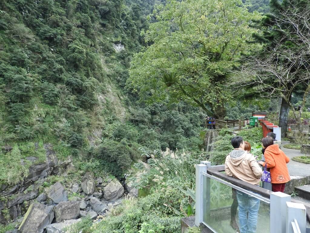 烏來瀑布的圖片：瀑布前的觀景台及南勢溪大石塊