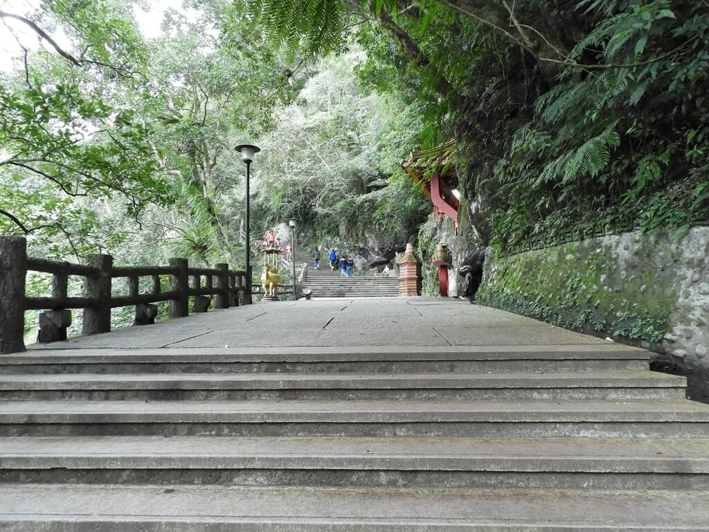 雲仙樂園的圖片：雲仙樂園岩道水泥階梯，即將到達雲仙宮