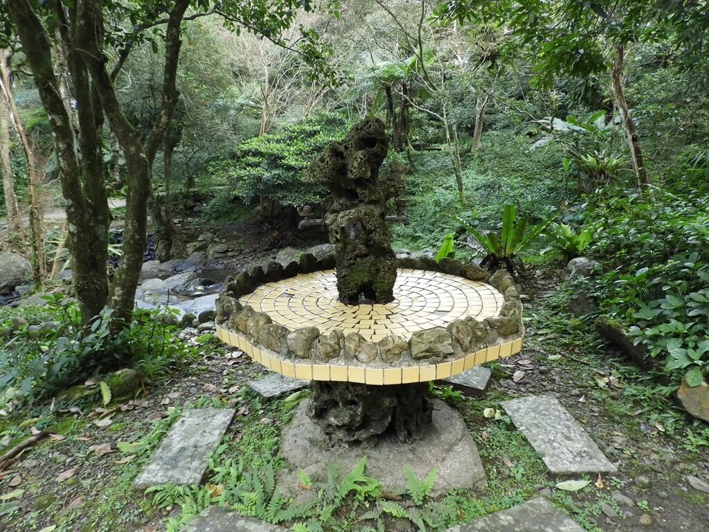 雲仙樂園的圖片：類似珊瑚岩石改造的洗手檯