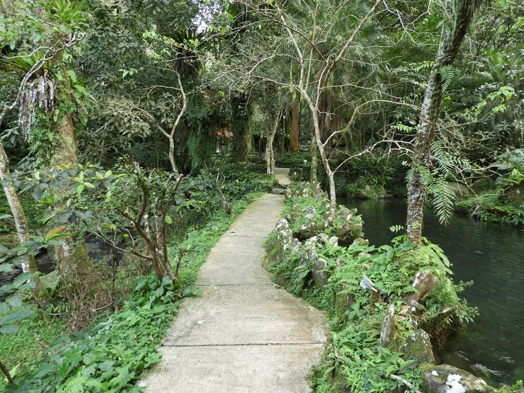 雲仙樂園的圖片：水池邊的走道