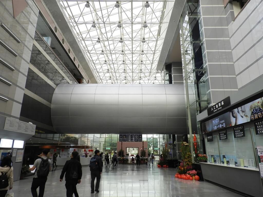 臺北市立天文科學教育館的圖片：館內中央廣場走廊