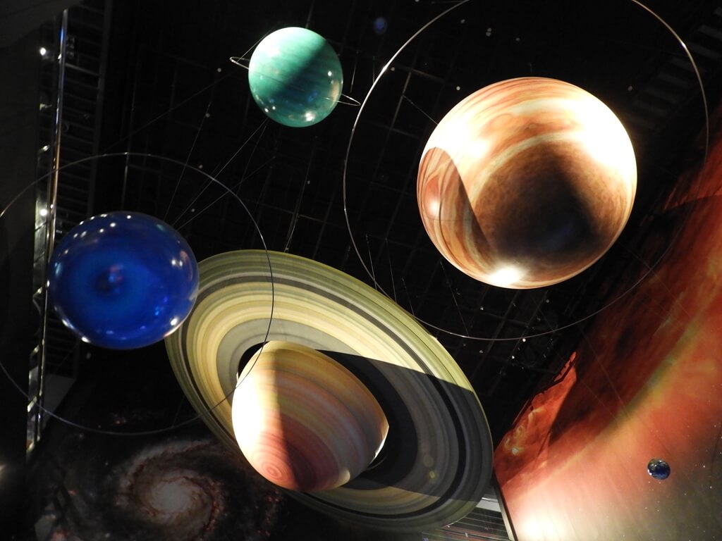 臺北市立天文科學教育館的圖片：展示場 1F 看到懸掛在空中的太陽系各行星模型