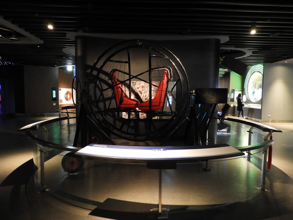 臺北市立天文科學教育館的圖片：陀螺椅展示