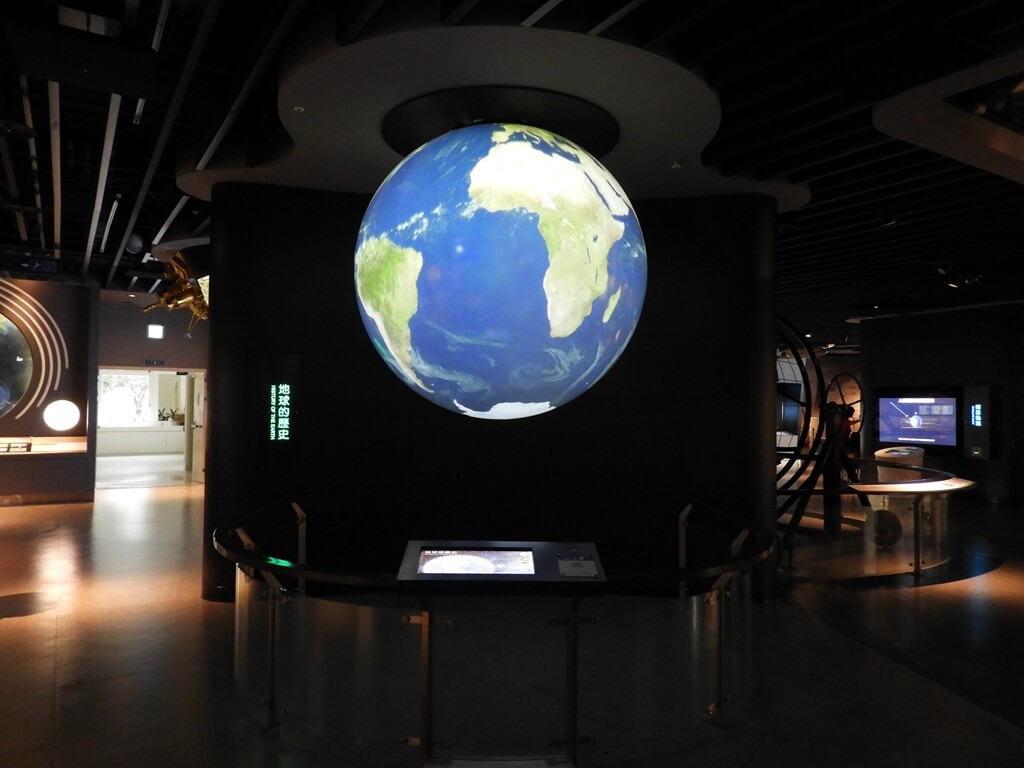 臺北市立天文科學教育館的圖片：地球的歷史介紹及懸在空中的地球