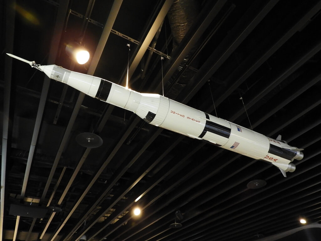 臺北市立天文科學教育館的圖片：懸掛在空中的USA火箭模型