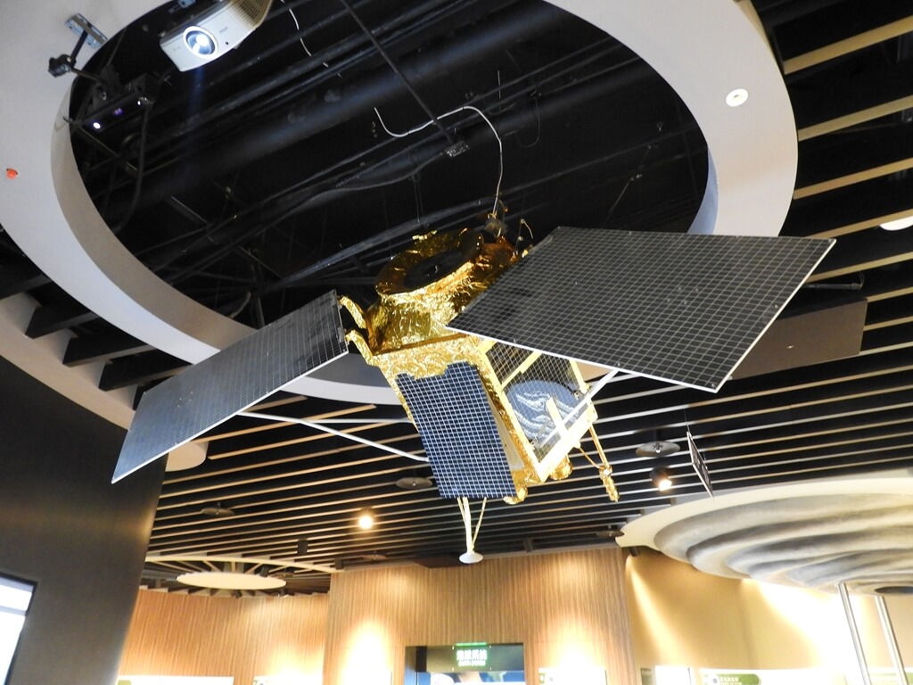 臺北市立天文科學教育館的圖片：懸掛在空中的人造衛星模型