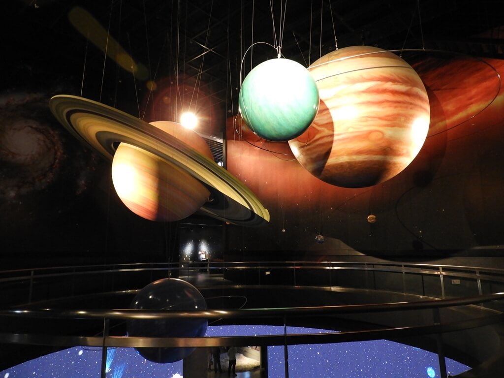 臺北市立天文科學教育館的圖片：2F 看到的天體模型