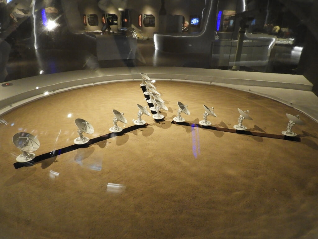 臺北市立天文科學教育館的圖片：沙漠中的電波望遠鏡模型
