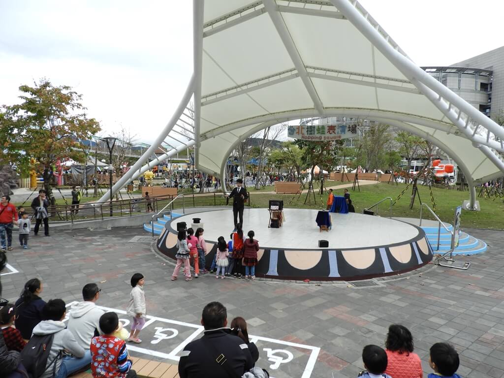 臺北市兒童新樂園的圖片：樹蛙廣場有街頭藝人正在表演