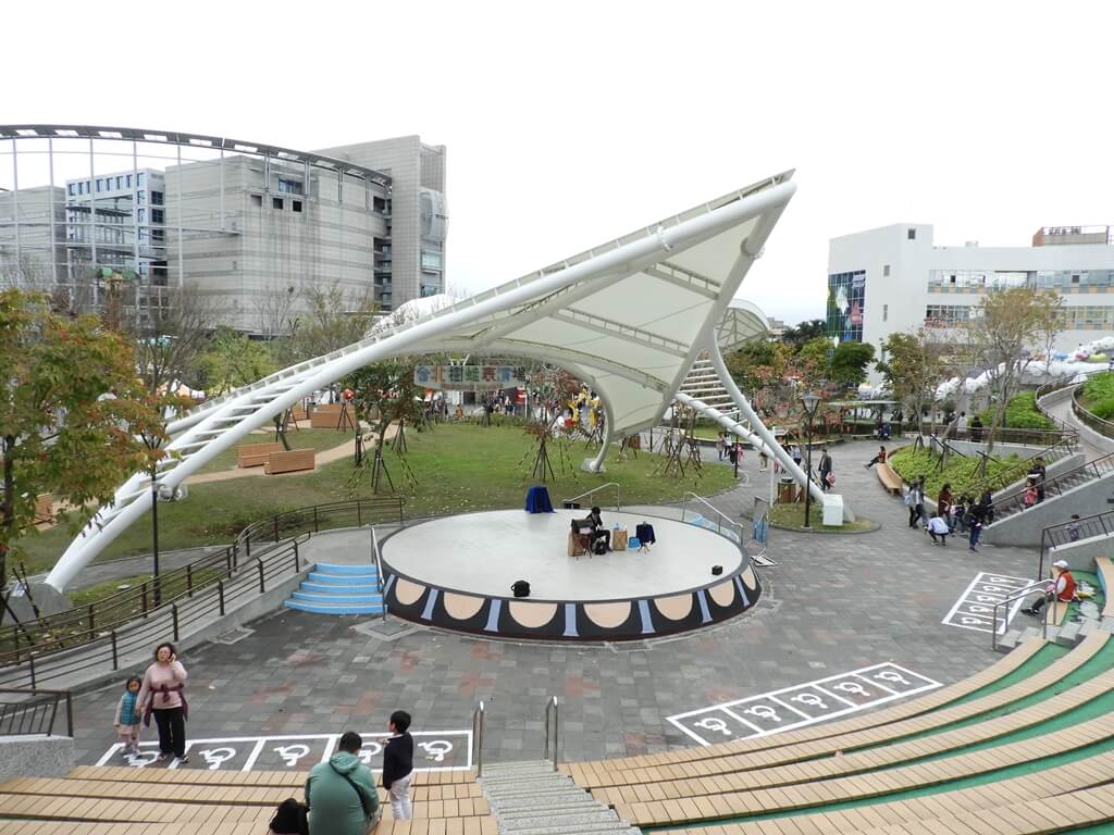 臺北市兒童新樂園的圖片：樹蛙廣場舞台及觀眾席