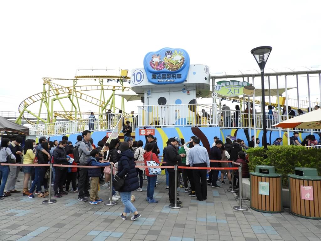 臺北市兒童新樂園的圖片：魔法星際飛車排隊處