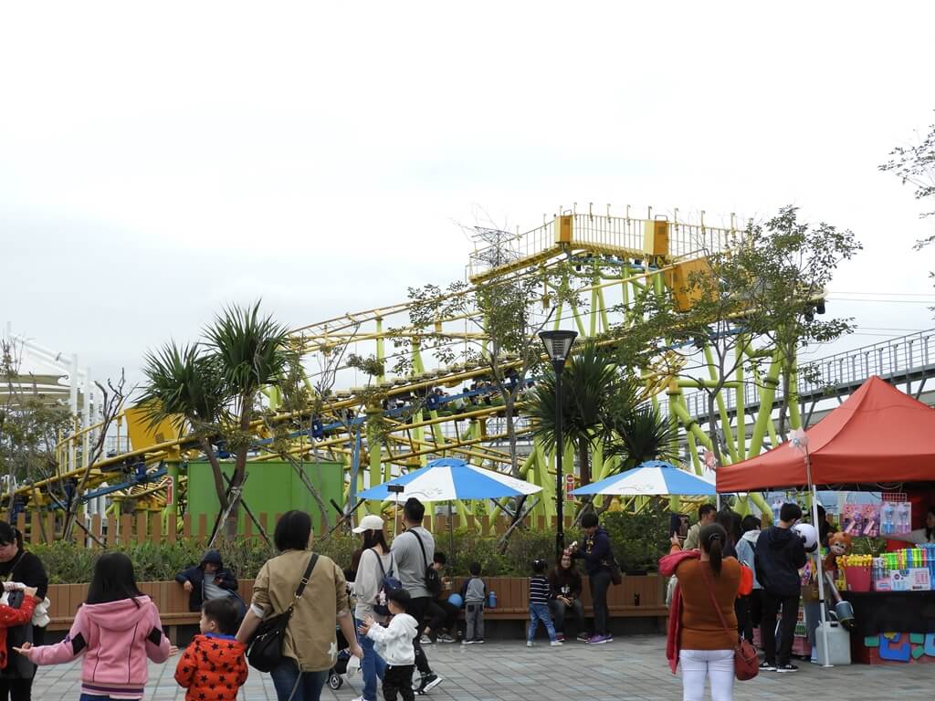 臺北市兒童新樂園的圖片：側拍魔法星際飛車軌道