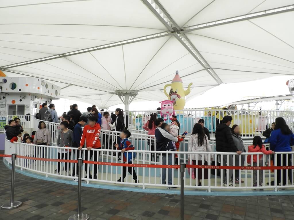 臺北市兒童新樂園的圖片：旋轉咖啡杯排隊處