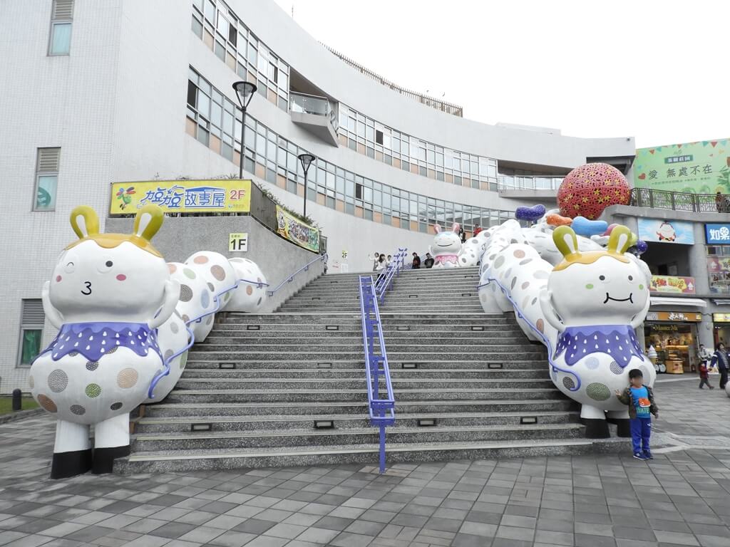 臺北市兒童新樂園的圖片：遊客中心旁的階梯