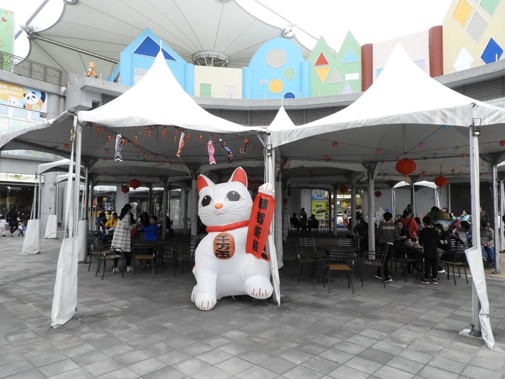 臺北市兒童新樂園的圖片：遊客中心廣場的招財貓