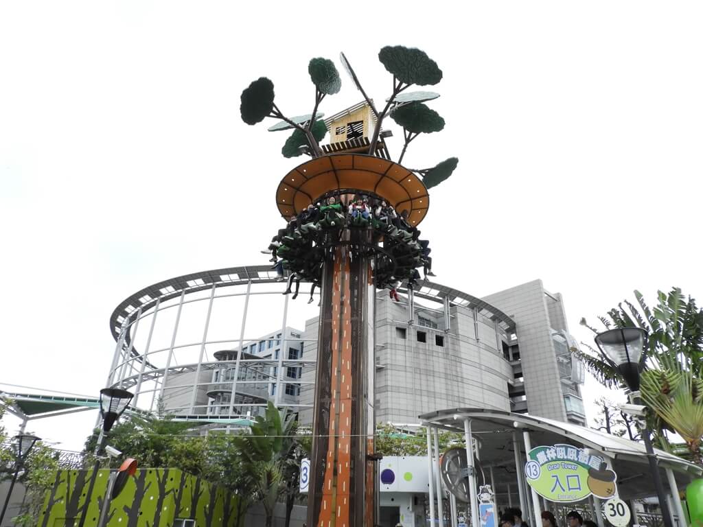 臺北市兒童新樂園的圖片：叢林吼吼樹屋上尖叫的遊客們