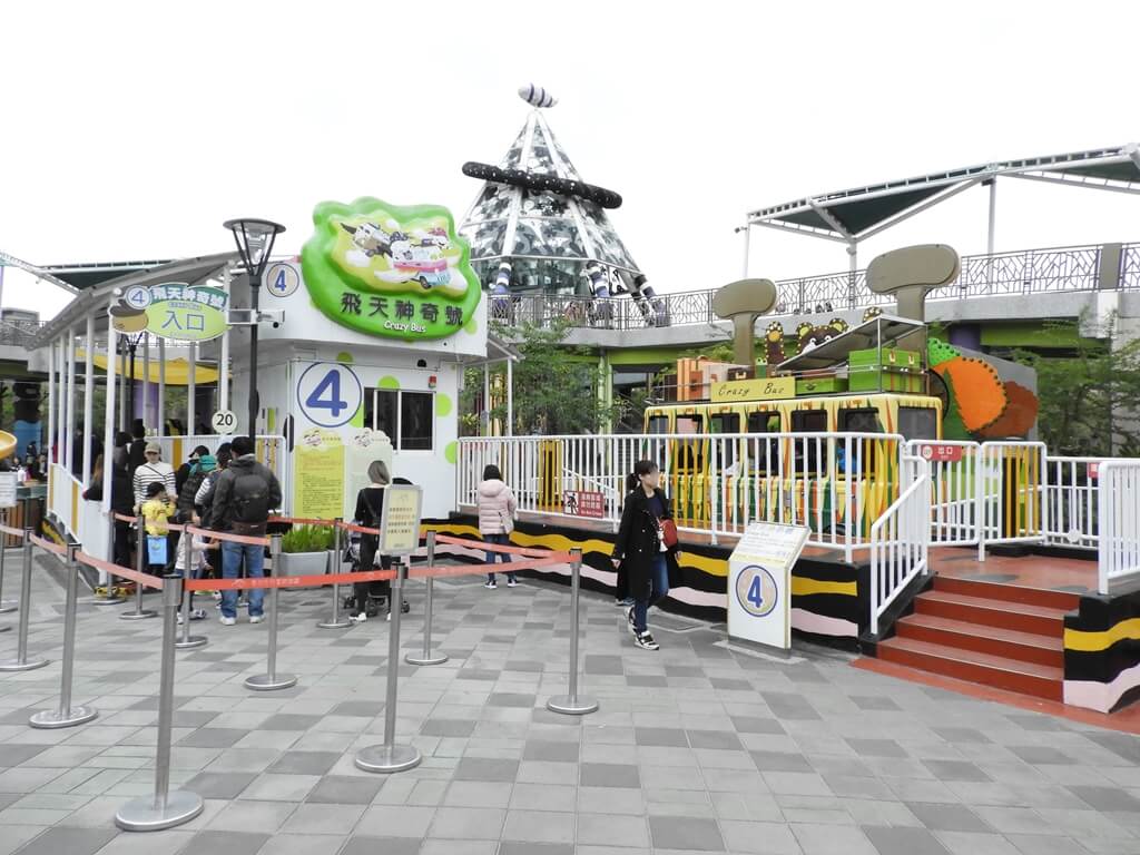 臺北市兒童新樂園的圖片：飛天神奇號排隊處