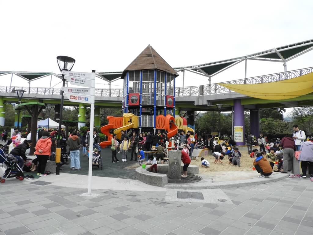 臺北市兒童新樂園的圖片：融合式遊樂設施及沙坑遊戲場