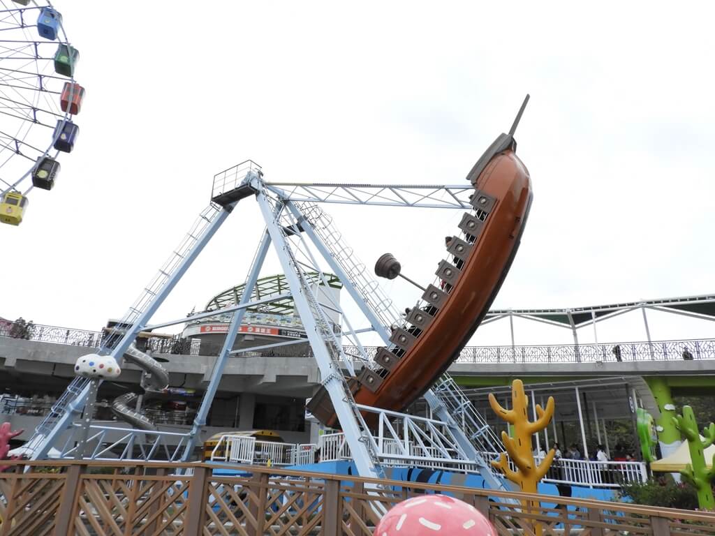 臺北市兒童新樂園的圖片：高高升起的尋寶船