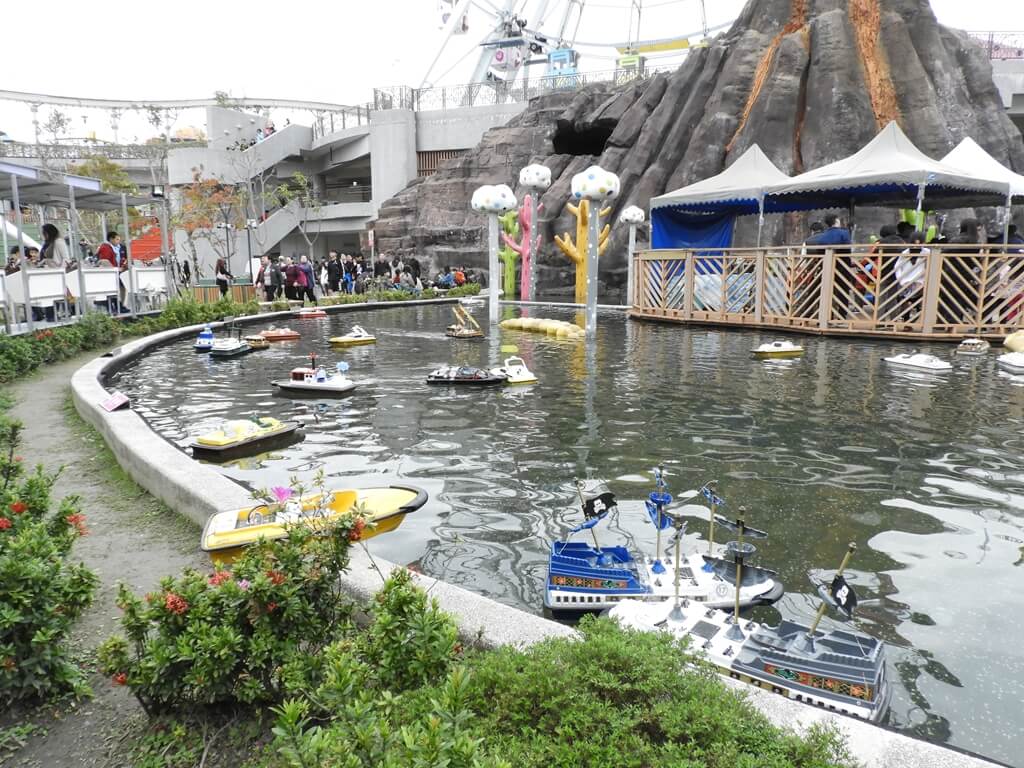 臺北市兒童新樂園的圖片：歡樂碰碰船水池及遙控船
