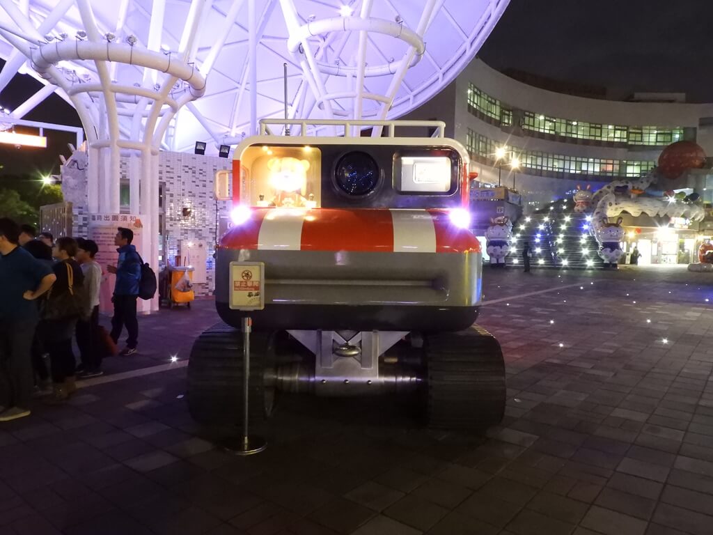 臺北市兒童新樂園的圖片：夜晚的尋寶履帶車